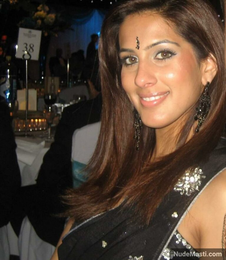 Desi hot muslim bhabhi in black saree